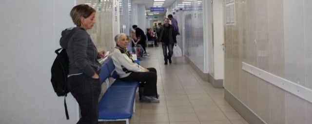 В поликлиниках Екатеринбурга из-за сбоя электронной системы не оформляют больничные